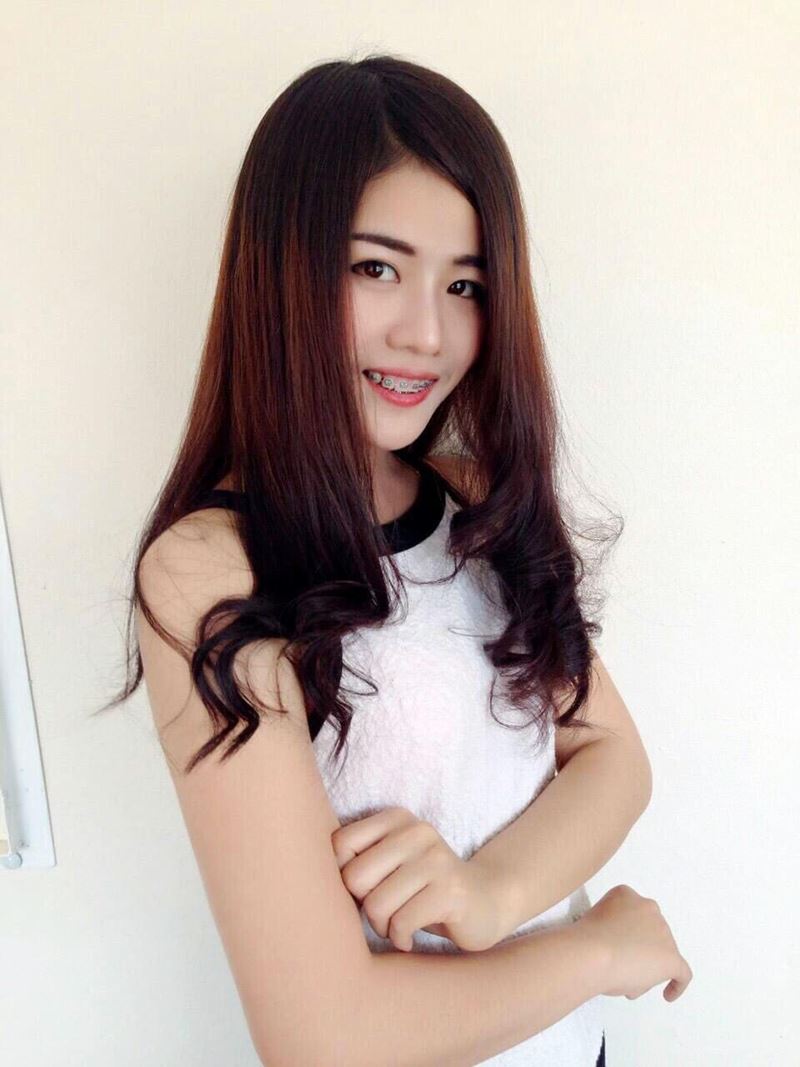 มีตาสองชั้นหลบใน คือบางทีถ้าหลุบตาลงต่ำ จะเห็นเส้นตาจางๆ