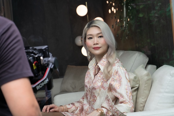 หมอรวงข้าว ขณะถ่ายทำ Elle
