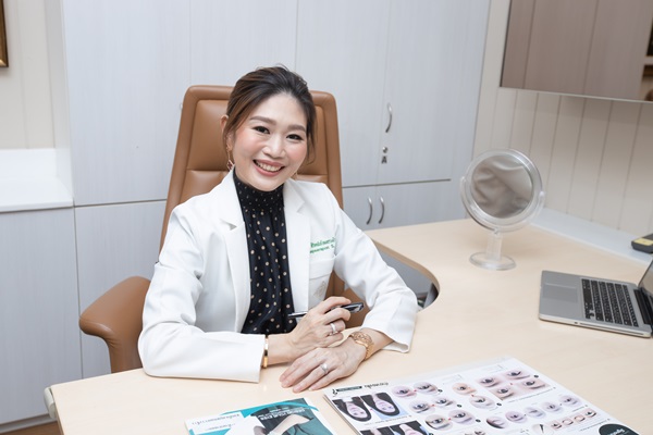 คุณหมอรวงข้าว ผู้ก่อตั้ง Lovely Eye & Skin Clinic ได้ให้ข้อมูลกับ HOWE Magazine เรื่องกล้ามเนื้อตาอ่อนแรง (Ptosis)