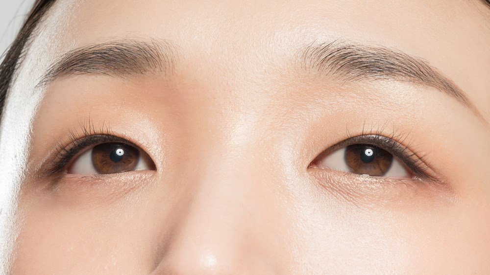 ลักษณะของดวงตาทั้งสองข้างที่มีขนาดไม่เท่ากัน ทำให้ใบหน้าดูไม่สมดุล