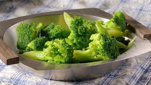 simple-steamed-broccoli-mhlb2013_horiz.jpg